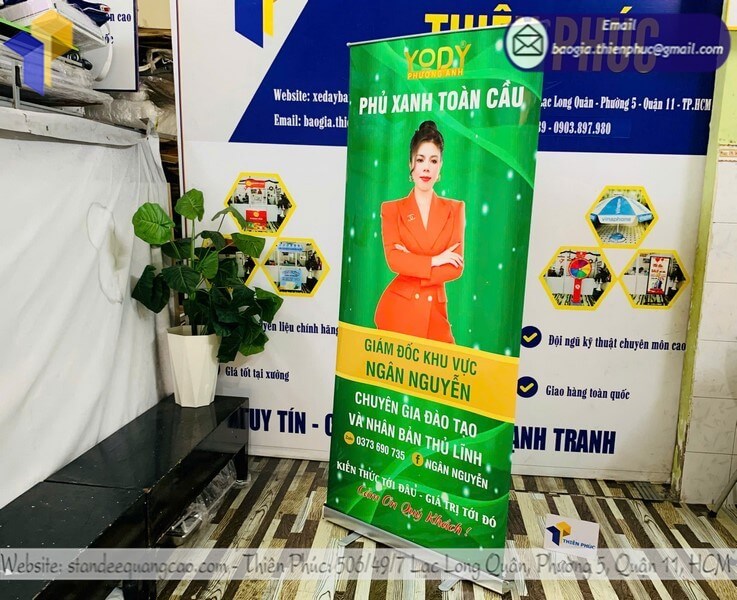 Báo giá standee kéo cuốn nhôm di động in logo rẻ cho sự kiện và cho cửa hàng