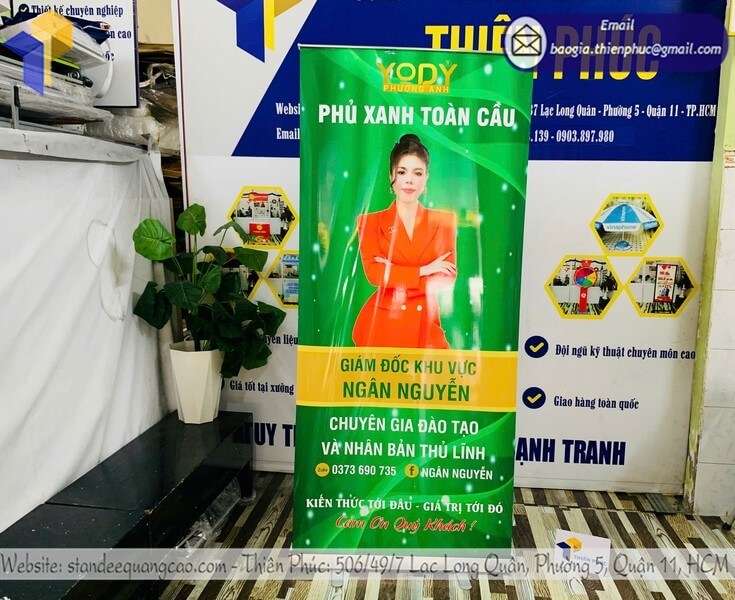 Báo giá standee kéo cuốn nhôm di động in logo rẻ