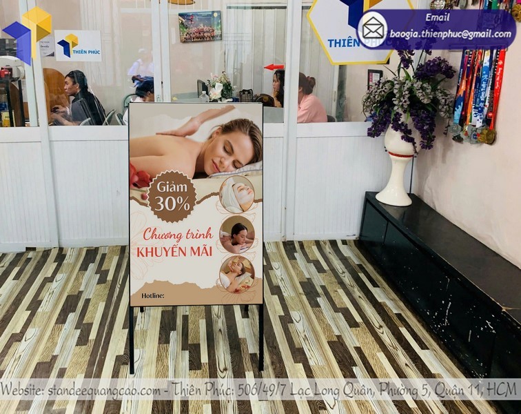 báo giá standee quảng cáo 2 mặt