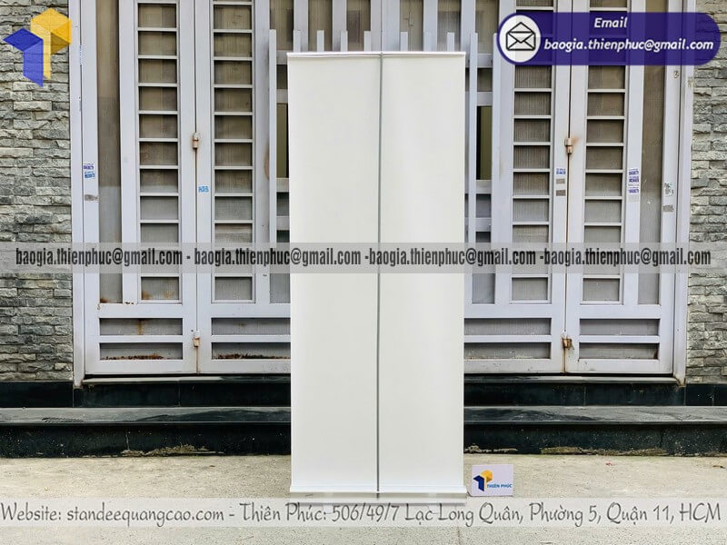 Báo giá standee quảng cáo cuốn nhôm ngoài trời in logo gia công in ấn phục vụ sale tiếp thị