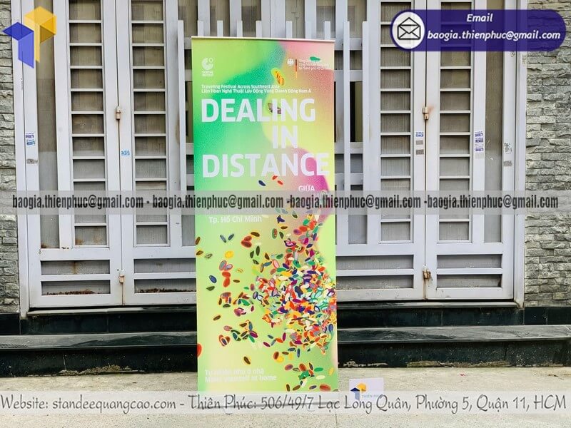 Báo giá standee quảng cáo cuốn nhôm ngoài trời in logo