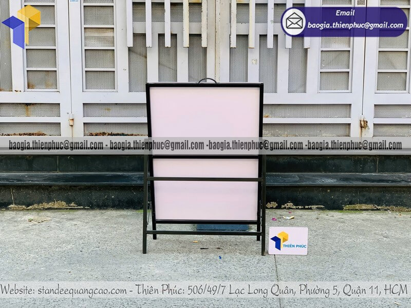 Báo giá standee quảng cáo in 1 mặt đặt trước cửa tiệm giá tốt để chọn 1-2 mức giá VAT