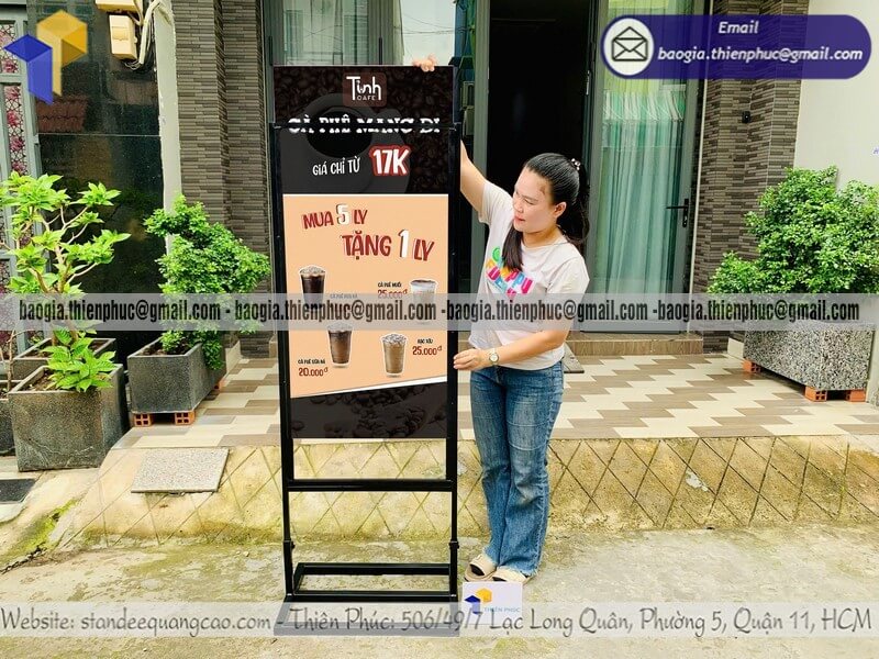 Báo giá standee quảng cáo sản phẩm bằng sắt đứng hai mặt đặt hàng số lượng lớn cho hệ thống chuỗi cửa hàng
