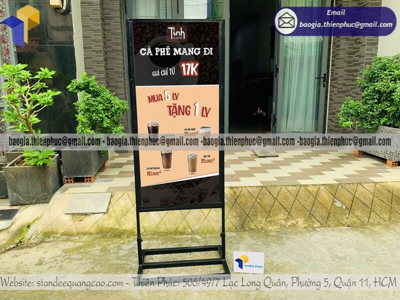 Báo giá standee quảng cáo sản phẩm bằng sắt đứng hai mặt