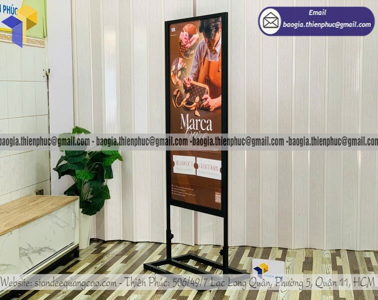 Biển hiệu đứng in hai mặt ngoài trời bằng khung sắt cho doanh nghiệp cửa hàng