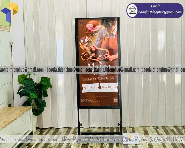 Biển hiệu đứng in hai mặt ngoài trời bằng khung sắt