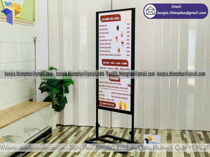 Biển hiệu quảng cáo đứng bằng khung sắt 2 mặt vỉa hè thu hút khách du lịch và người đi bộ