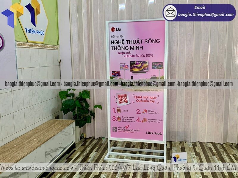 Biển quảng cáo sản phẩm đứng cỡ lớn in 2 mặt giá ưu đãi chỉ định đặt hàng