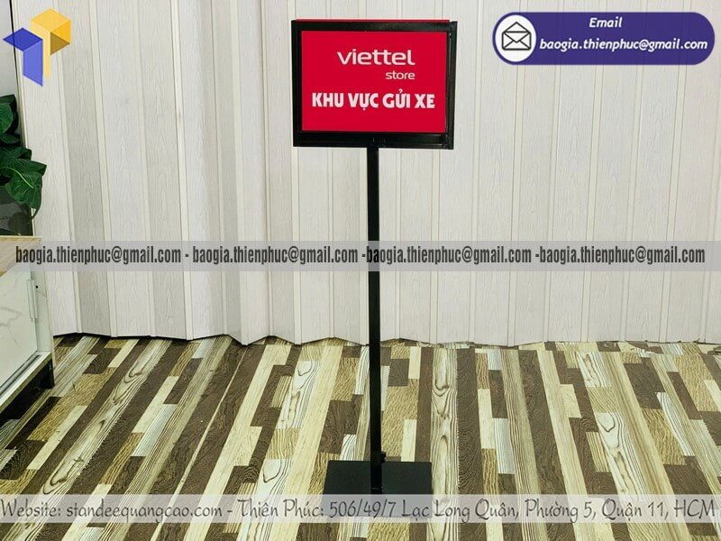 Đặt bảng thông tin chỉ dẫn lối đi 2 mặt khung sắt