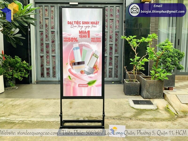 Đặt in bảng standee 2 mặt đứng cho event