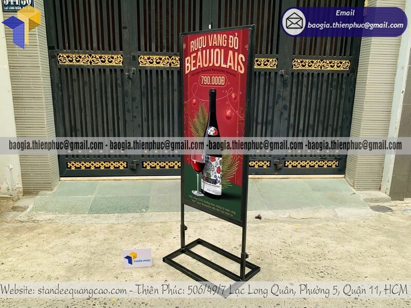 Đặt khung bảng hiệu bằng sắt đứng quảng cáo in 2 mặt cho cửa hàng bán lẻ làm menu