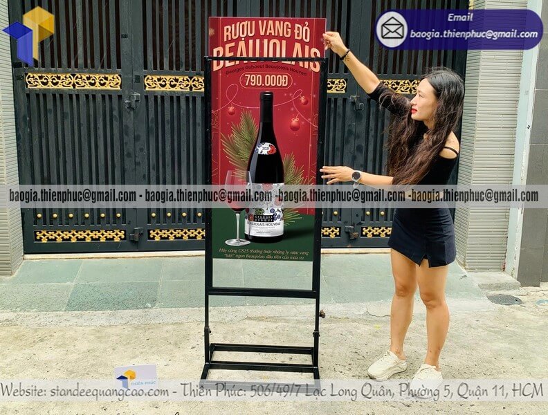 Đặt khung bảng hiệu bằng sắt đứng quảng cáo in 2 mặt