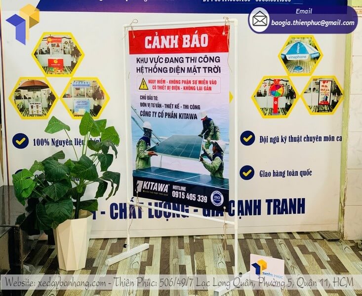 Dat khung treo poster giao ngay tang hieu qua quang cao