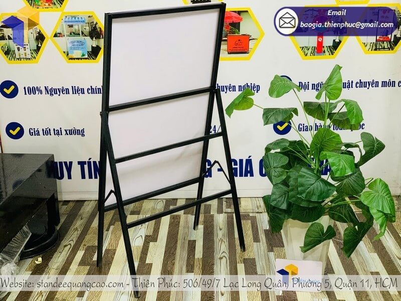 Đặt làm bảng standee 1 mặt in hình cho cửa hàng đẹp mắt