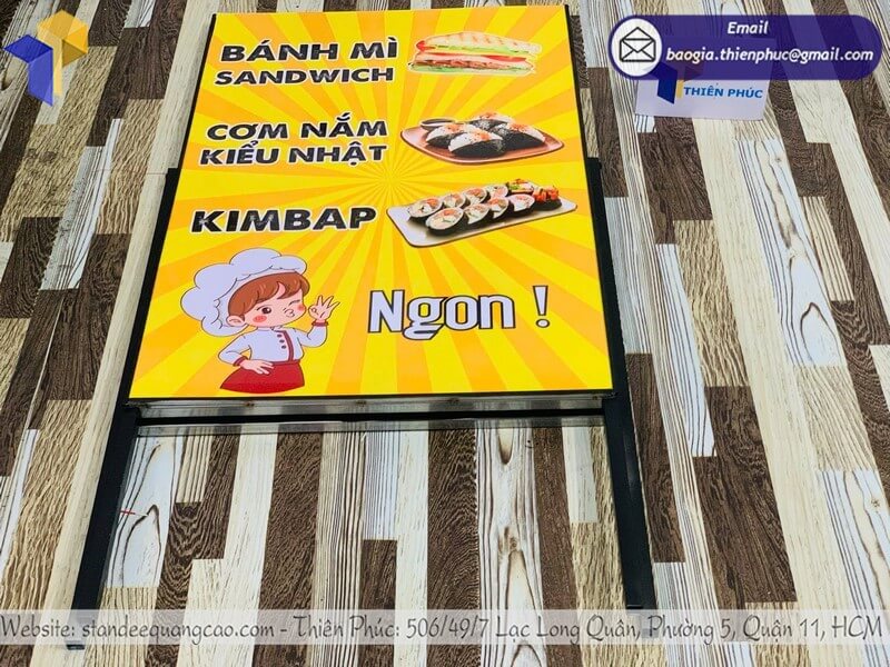 Đặt làm bảng standee 1 mặt in hình cho cửa hàng rẻ nhanh chóng