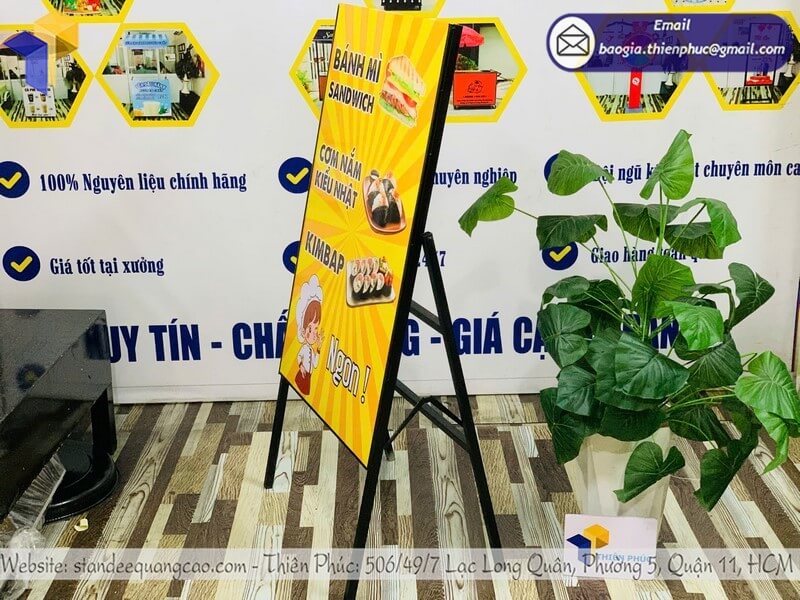 Đặt làm bảng standee 1 mặt in hình cho cửa hàng  mẫu mới