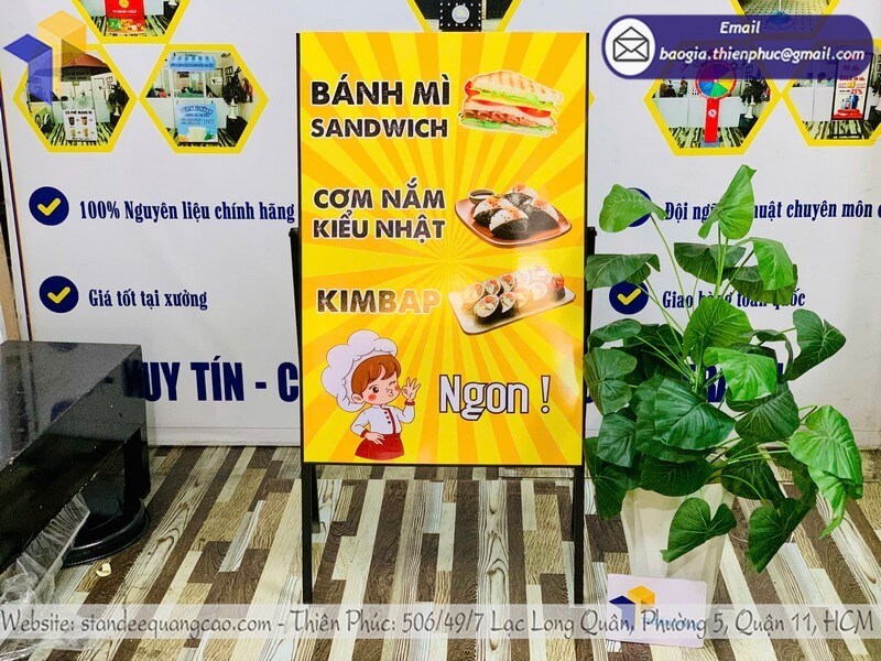 Đặt làm bảng standee 1 mặt in hình cho cửa hàng