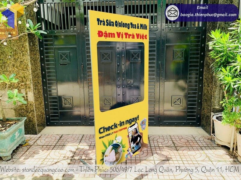 Đặt làm khung check in backdrop nhỏ cho cửa hàng sinh động tăng lượt tương tác