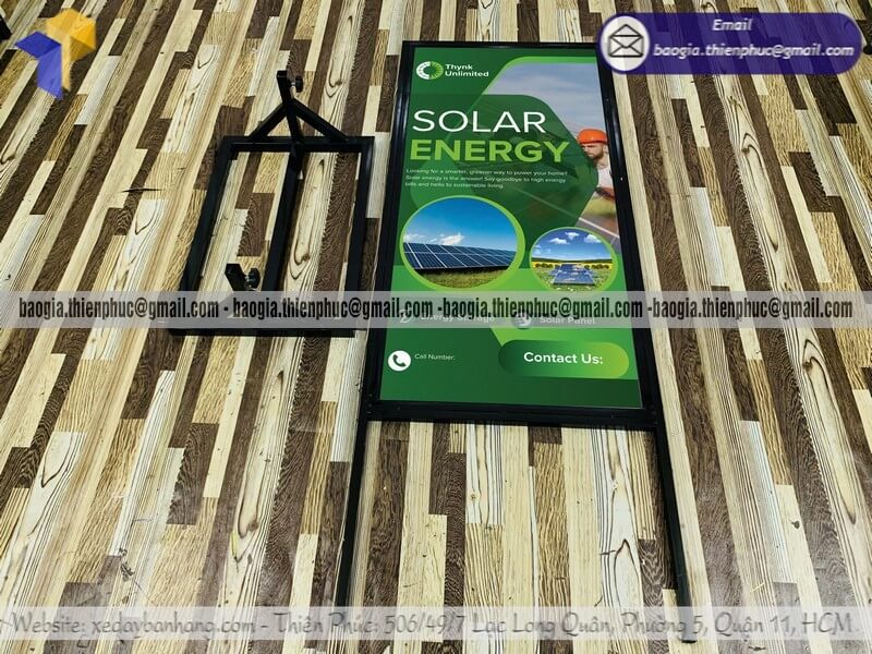 Đặt standee chân sắt đứng in banner quảng cáo lookbook chất phát ngất