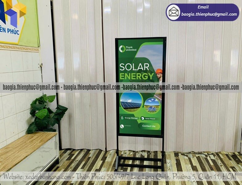 Đặt standee chân sắt đứng in banner quảng cáo bán hàng cực promax