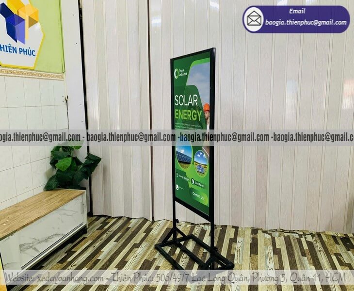 Đặt standee chân sắt đứng in banner quảng cáo chạy sự kiện sale off cực chất
