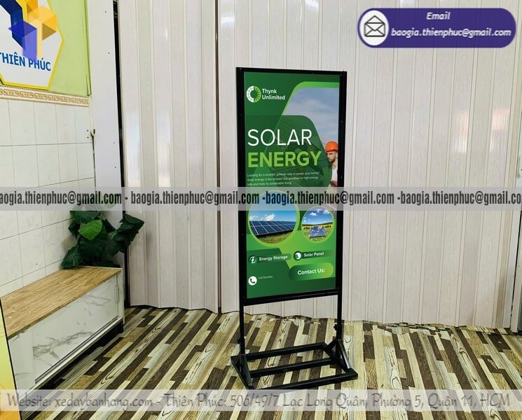 Đặt standee chân sắt đứng in banner quảng cáo online brand mỗi nơi