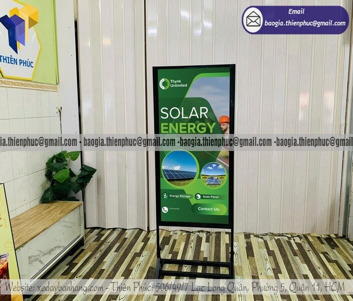 Đặt standee chân sắt đứng in banner quảng cáo