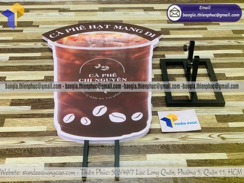 Đặt standee mockup ly cafe in 3D đặt ngoài trời đẹp gia công standee bán quảng cáo tại xưởng