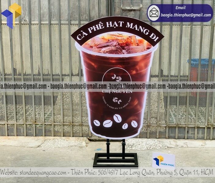 Đặt standee mockup ly cafe in 3D đặt ngoài trời đẹp cho quán nước mang đi