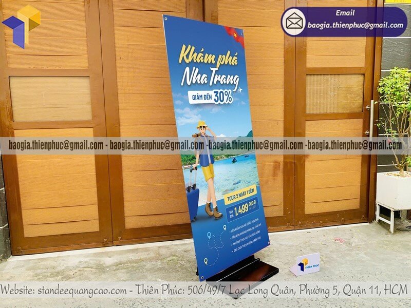 Đặt standee quảng cáo treo poster một mặt ngoài trời cho doanh nghiệp trung tâm tiệc cưới