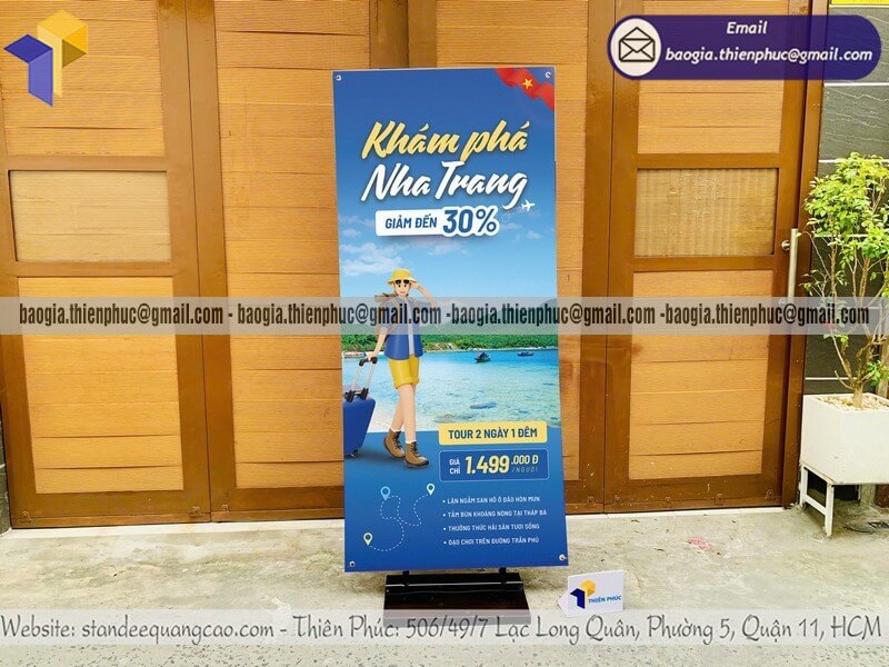Đặt standee quảng cáo treo poster một mặt ngoài trời