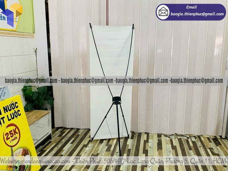 Đặt standee treo poster 1 mặt chữ X ngoài trời in poster đi kèm hấp dẫn