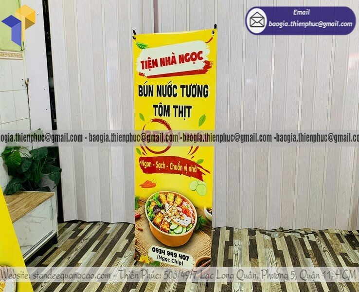 Đặt standee treo poster 1 mặt chữ X ngoài trời cửa hàng event sale marketing