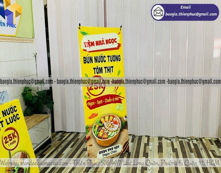 Đặt standee treo poster 1 mặt chữ X ngoài trời chỉ từ 300k - 500k dựng nhanh 3 phút
