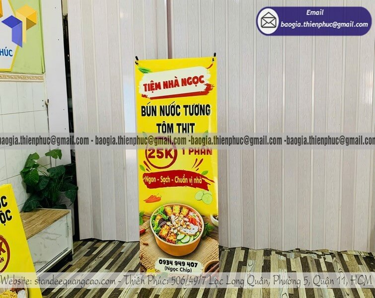 Đặt standee treo poster 1 mặt chữ X ngoài trời