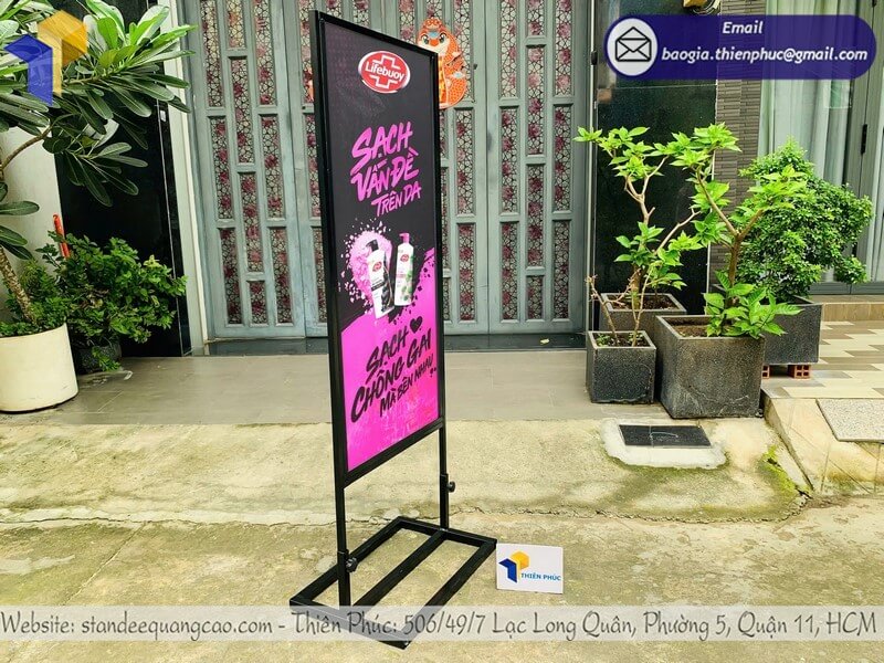 Dịch vụ in bảng standee khung sắt đứng 2 mặt giá rẻ miễn phí in trực tiếp