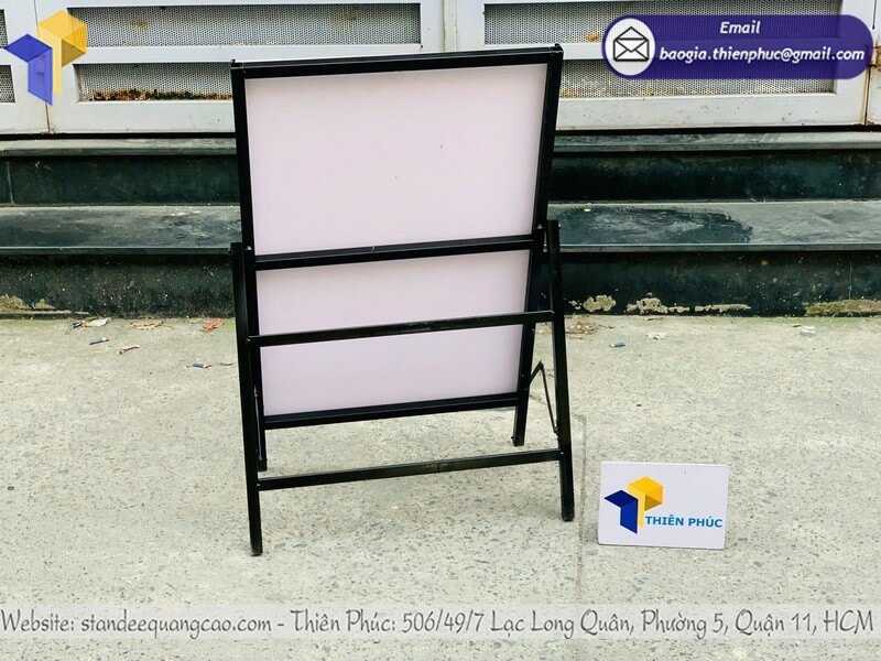 Dịch vụ in standee quảng cáo 1 mặt trước cửa hàng thu hút khách vãng lai