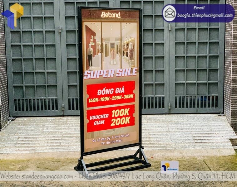 Giá bảng standee đứng in logo 2 mặt cho cửa hàng rẻ chống gió dùng bền