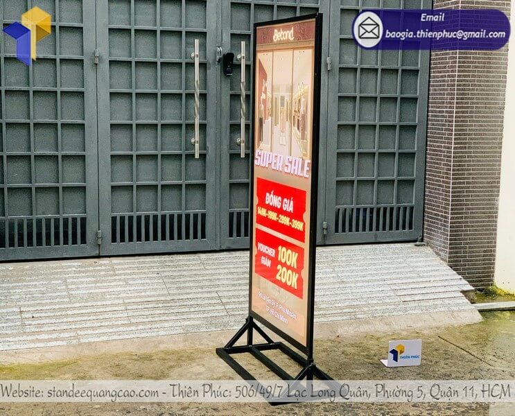 Giá bảng standee đứng in logo 2 mặt cho cửa hàng rẻ thu hút khách