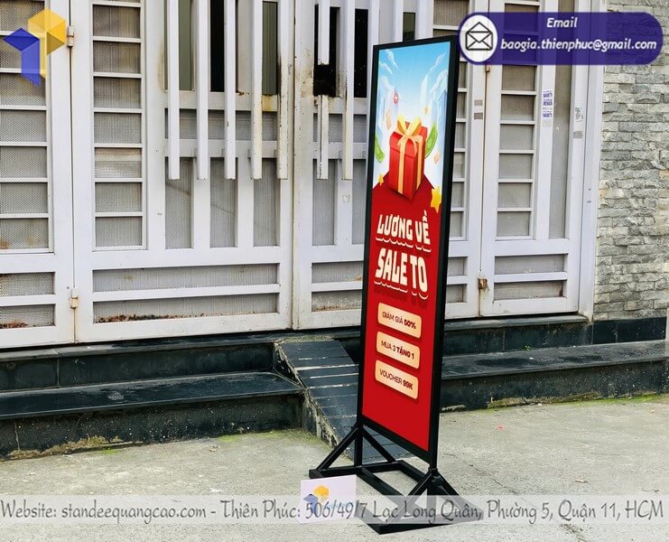Giá bảng standee khung sắt đứng 2 mặt in logo thương hiệu mẫu mới sang trọng
