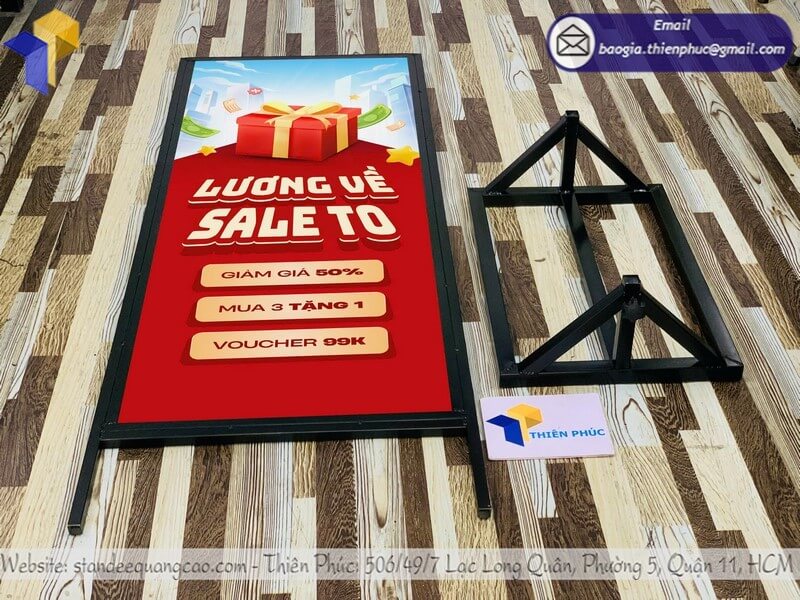 Giá bảng standee khung sắt đứng 2 mặt in logo thương hiệu khuyến mãi đặc biệt