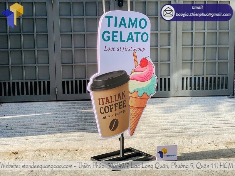 Gia công standee mô hình ly cafe trước cửa hàng giá rẻ cho quán trà sữa