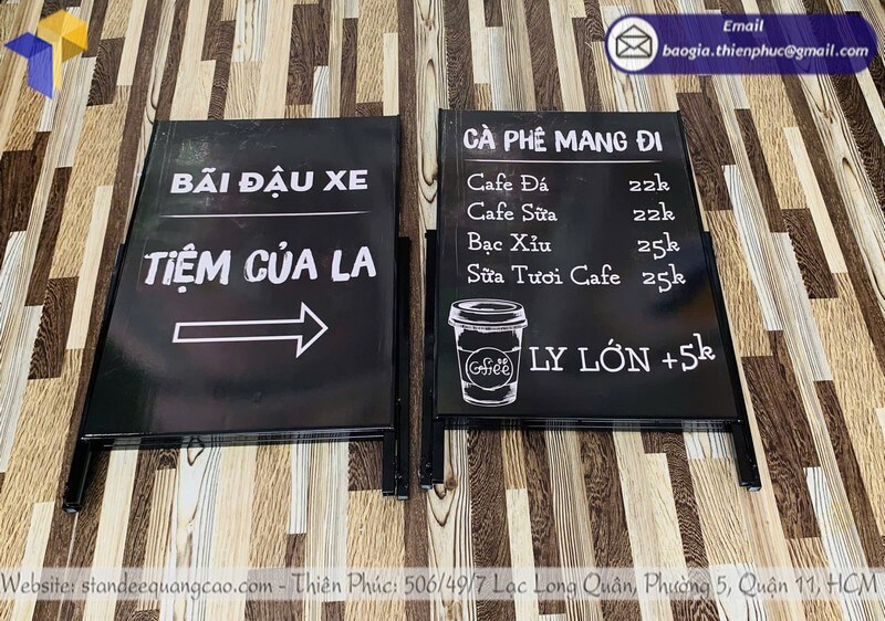 giá standee chân xếp quảng cáo