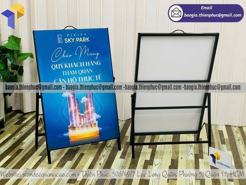 In bảng quảng cáo một mặt khung sắt xếp gọn di động phù hợp linh hoạt