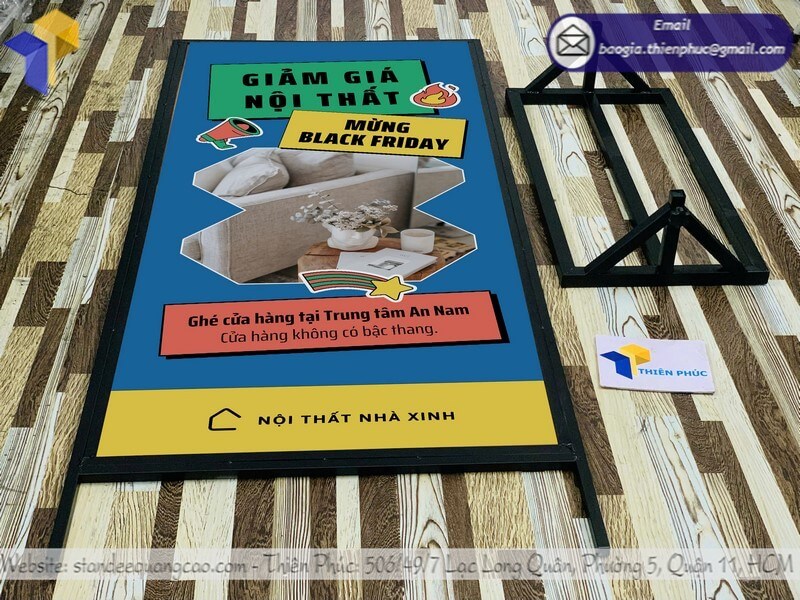 In bảng standee 2 mặt khung sắt đứng chịu gió theo yêu cầu hiệu quả tại trung tâm