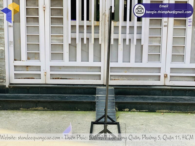 In bảng standee khung sắt đứng 2 mặt cho cửa hàng hỗ trợ xuất VAT