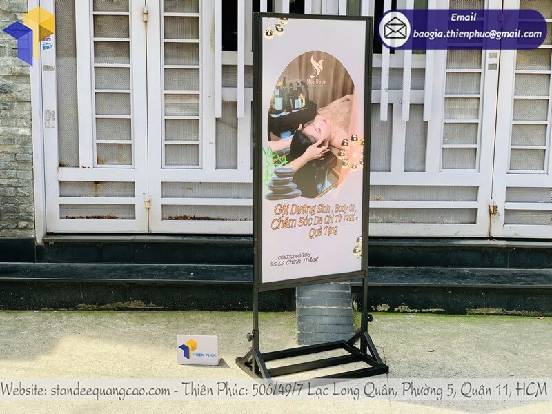 In bảng standee khung sắt đứng 2 mặt cho cửa hàng thay poster nhanh