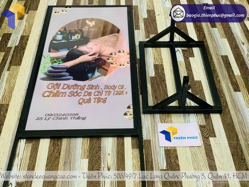 In bảng standee khung sắt đứng 2 mặt cho cửa hàng thay đổi nội dung