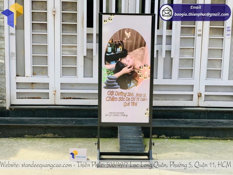 In bảng standee khung sắt đứng 2 mặt cho cửa hàng