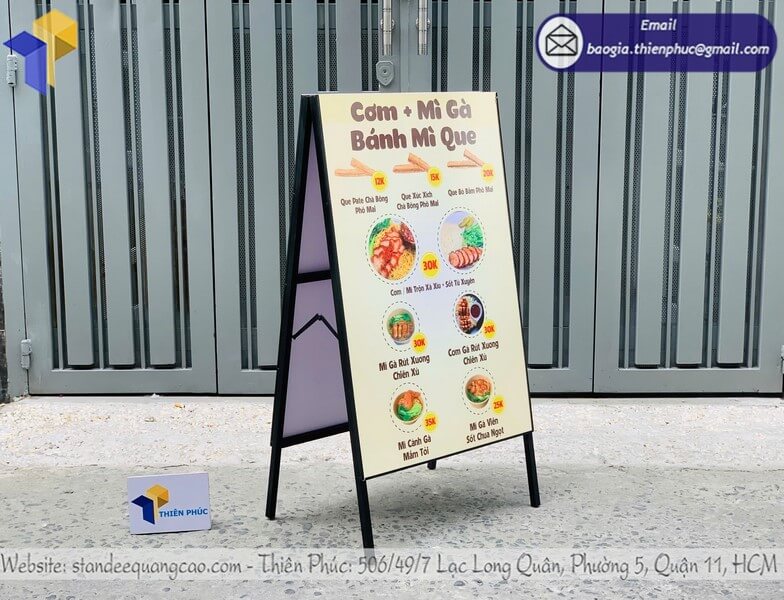 In bảng standee quảng cáo chữ A 2 mặt theo yêu cầu quảng bá khuyến mãi